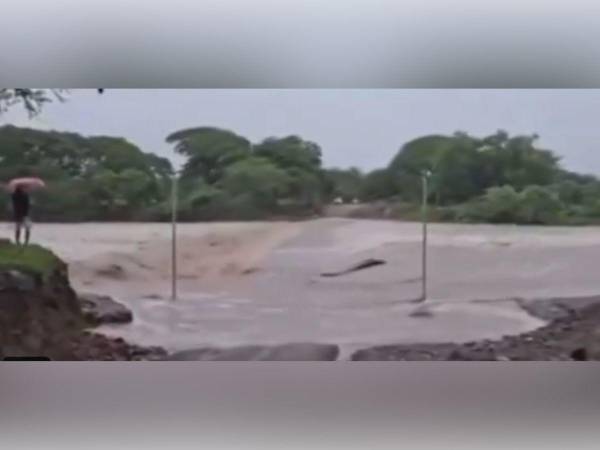 El río Goascorán mantiene incomunicadas a varias zonas de Valle.