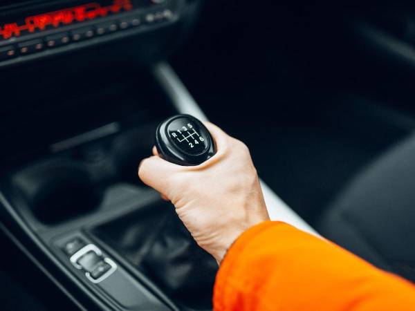 Los costos por repuestos y mano de obra de una caja de velocidades varían de una marca a otra, de modelo en modelo y dependen de la edad de su automóvil.