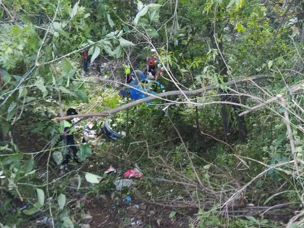 Rescatan a conductora tras volcamiento en cuesta de El Chile