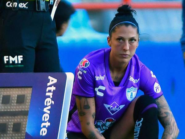 La mediocampista española de Pachuca, Jenni Hermoso, espera entrar al campo para jugar el partido de la liga mexicana de fútbol femenino entre Pachuca y Pumas en el estadio Hidalgo de Pachuca, Estado de Hidalgo, México, el 10 de septiembre de 2023.