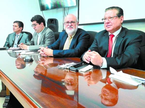 Representantes de la Andi y funcionarios electorales captados antes del encuentro en el que evaluaron el proceso.