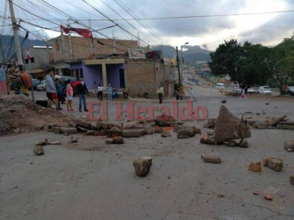 En la colonia La Fraternidad de la capital las calles estuvieron cerradas con enormes piedras y bloques. Fotos Mario Urrutia/EL HERALDO