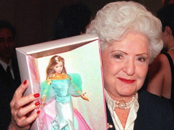 El cáncer, sus hijos y una defraudación al fisco marcaron la vida de Ruth Handler. la mujer que innovó la industria de los juguetes tras sacar al mundo la primera muñeca Barbie.