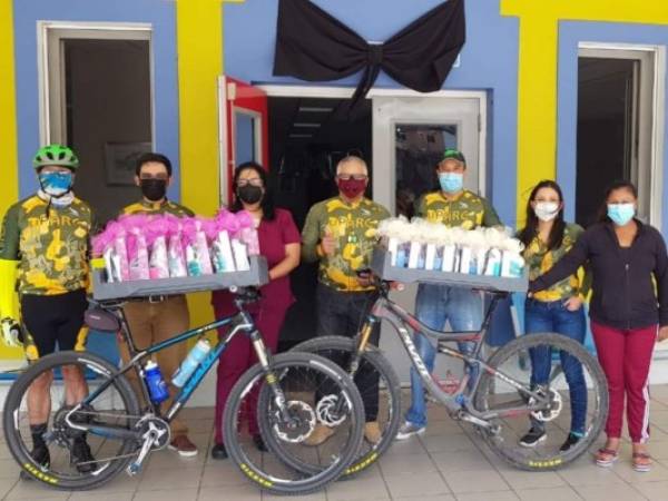 El club Upare llegó al Hospital María con sus bicicletas llenas de regalos.