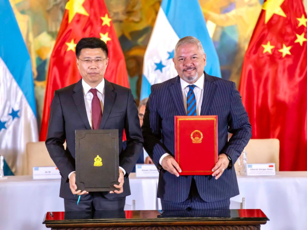 A un año de relaciones, el canciller Reina realzó los lazos de cooperación con China.