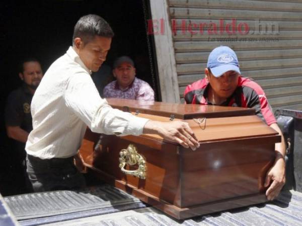 Momento en que los familiares retiran de la morgue de Medicina Forense el cadáver de José Misael Flores Ordóñez, alias “El Chapo”. Le quitaron la vida en la colonia El Diamante, ubicada en la salida al sur del país. Foto: Marvin Salgado/ EL HERALDO