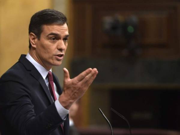 En el poder desde junio de 2018, el líder del PSOE obtuvo 167 votos a favor, 165 en contra y 18 abstenciones. Foto: AFP.