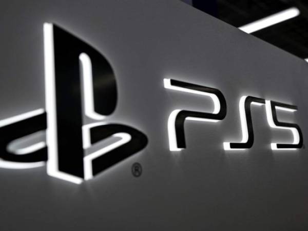 Al igual que su rival, la PlayStation 5 estará disponible en dos versiones: una 'premium', que Sony vende a 499 dólares, el mismo precio que la Xbox Series X, y una 'edición digital' igual de potente pero sin lector de disco, a 399 dólares, 100 más que la Xbox Series S. Foto: AFP