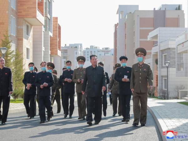 Agencia Central de Noticias de Corea (KCNA) oficial de Corea del Norte el 3 de abril de 2022 muestra al líder norcoreano Kim Jong Un (centro) inspeccionando la construcción de un área residencial a lo largo de la orilla del río Janggang en Qionglou-dong. Distrito de Jungang, ciudad de Pyongyang.