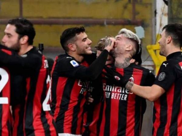 El Milan no desaprovechó la ocasión de sentarse por unas horas en el trono del campeonato italiano merced a una cómoda victoria ante el Unione Venezia. Foto: AFP