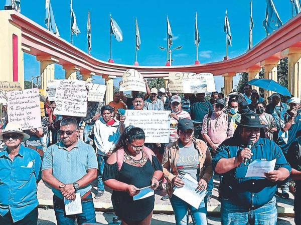 Los representantes de las Redes de Emergencia del Valle de Sula alzaron su voz de protesta ayer en la Plaza del Obrero.