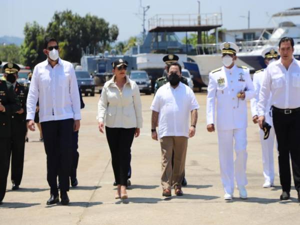 La presidenta de Honduras junto al presidente del Congreso Nacional, el secretario de defensa, autoridades de las Fuerzas Armadas y su hijo, el secretario privado de la presidencia.