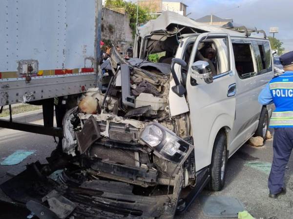 El busito impactó contra una rastra que estaba estacionada en el anillo periférico de la capital de Honduras.