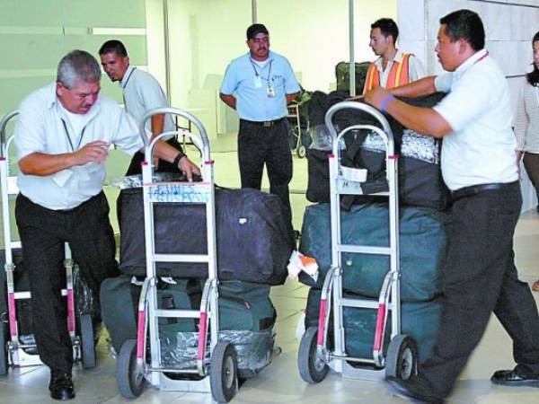 Los ingresos de los maleteros dependen de estar trabajando, por lo cual solicitan ayuda.