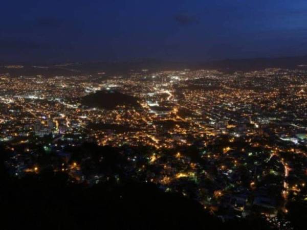 De acuerdo al fenómeno del solsticio de invierno, la noche más larga del año en Honduras tendrá una duración aproximada de 12 horas con 40 minutos de oscuridad, según proyecciones del experto de Cenaos, Víctor Ortega.