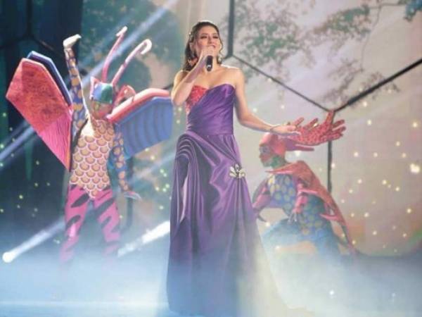 La hondureña lució un elegante vestido morado. Foto cortesía Facebook La Academia