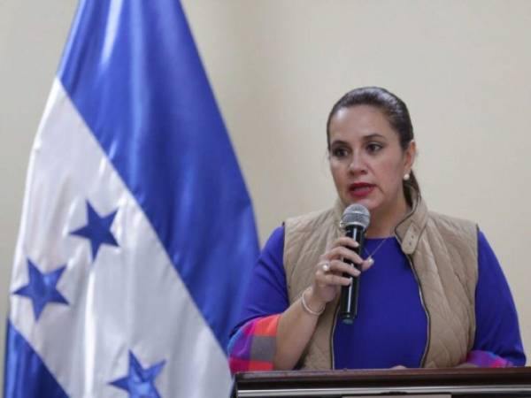 La Primera Dama de Honduras, ana García de Hernández durante la conferencia de prensa.