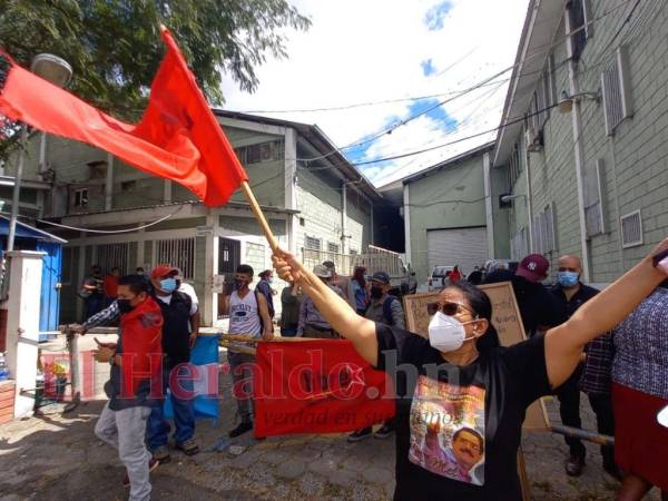 Desde el pasado domingo, simpatizantes de Libre y sindicalistas mantienen paralizado el lugar en donde se imprime el Diario Oficial La Gaceta.