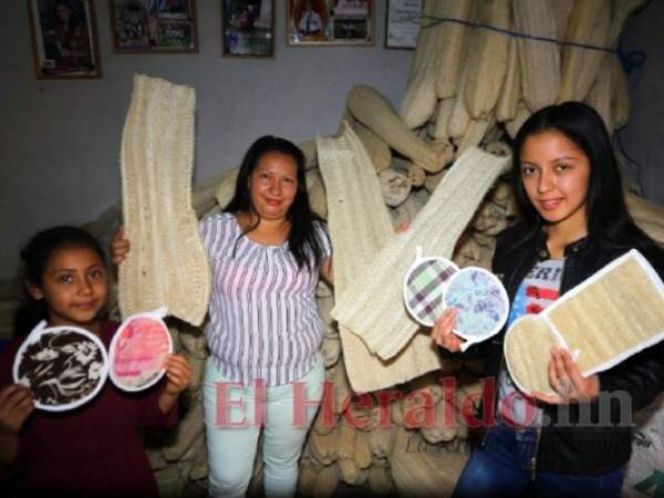 Toda la familia Casco Alvarado posa feliz con el fruto de su gran esfuerzo. Foto: Jhony Magallanes/El Heraldo