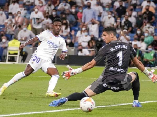 Vinicius Junior (izquierda) del Real Madrid remata a gol en el partido contra el Celta de Vigo por la Liga española, el domingo 12 de septiembre de 2021. Foto:AP