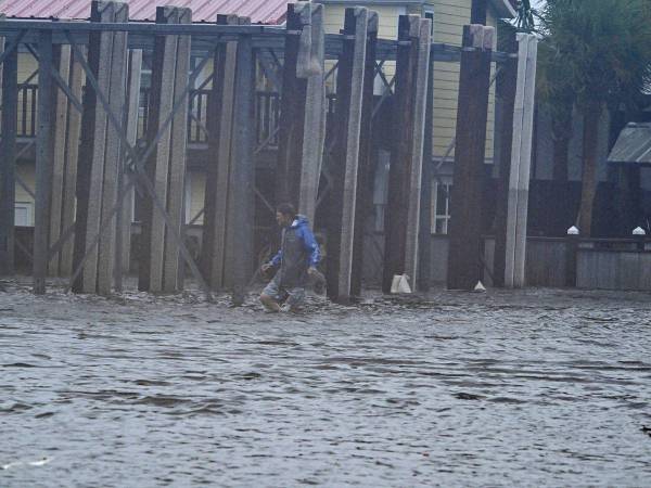 Las personas salieron de sus casas hasta que la lluvia paró.