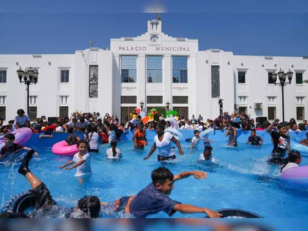 Muchos sampedranos se sorprendieron al pasar por el parque central de San Pedro Sula y encontrarse varias piscinas que fueron colocadas en ese transitado sector de la ciudad industrial del país. A continuación te contamos cómo son y por qué están ahí.