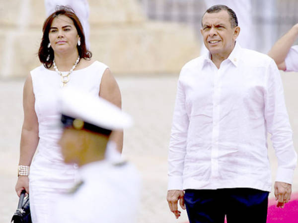 Honduran President Porfirio Lobo(R) and his wife Rosa Elena arrive at the Convention Centre in Cartagena, Colombia to attend the opening of the VI Americas Summit on April 14, 2012. Leaders of the American continent will open a two-day summit here Saturday anxious to expand regional trade, but dogged by controversial issues like contraband of illegal drugs and policy toward Cuba.