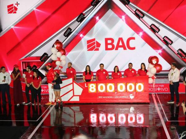 Generosidad corporativa: Representantes de BAC entregaron un donativo de 800,000 lempiras en los primeros minutos de la jornada solidaria, iniciando así la Teletón 2024.