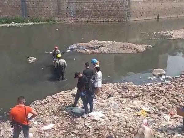 Fiscales en huelga levantan cadáver de hombre hallado el lunes en río Choluteca