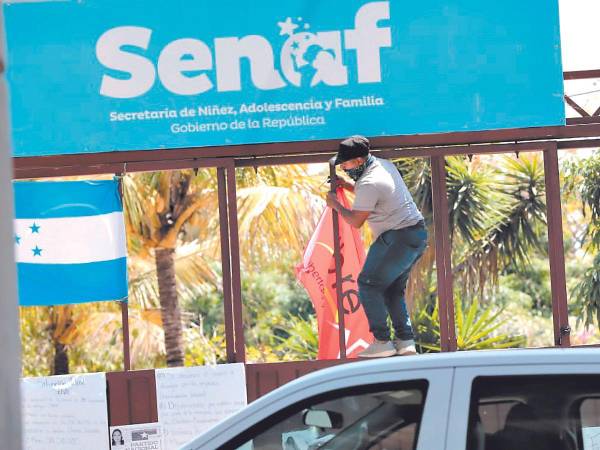 Desde el martes, los empleados y exempleados de la Senaf mantienen tomada las instalaciones de la entidad.