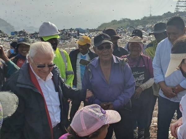 La inesperada visita sorprendió a decenas de familias que se dedican a reciclar .