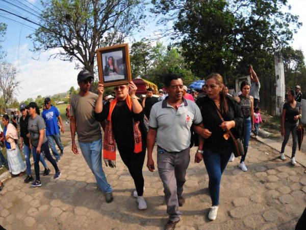 Don Ángel se despidió de su hija.