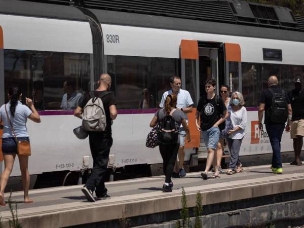 El atropello se produjo cuando un grupo de siete de personas intentó cruzar las vías por un punto no autorizado en Montmeló, unos 20 kilómetros al norte de Barcelona, indicaron los servicios de emergencia catalanes en la red social X (antes Twitter).