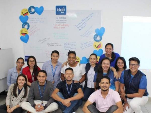 Voluntarios de Tigo se capacitaron en el programa Conéctate Seguro para impartir charlas en las escuelas.