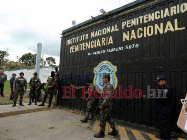 El cadáver de José Luis Vásquez al ser ingresado a la morgue.