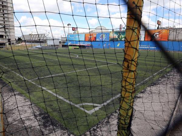 En el caso de las canchas, si son de uso de un proyecto habitacional son permitidas, si son para cobrar y lucrarse no son permitidas en las zonas R1 y R2, porque salen de la categoría social deportiva.