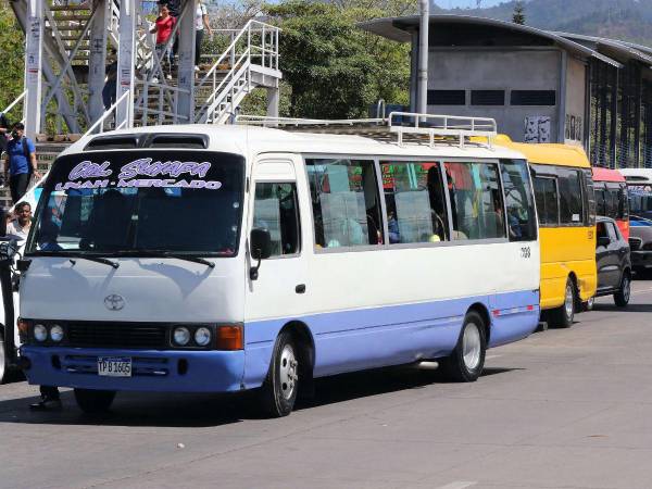 En la capital, unos 1,600 buses tienen permitido circular, pero de esta cantidad solo 1,025 están dando el servicio, muchas unidades se pararon por la pandemia.