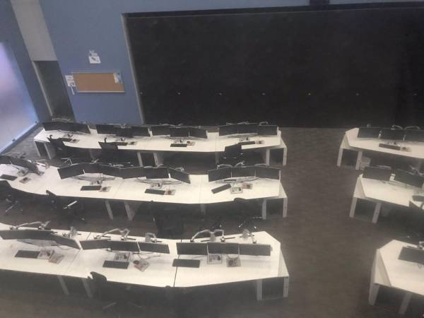 Computadoras apagadas, video wall sin actividad y una sala de monitoreo desierta es lo que se demuestra en el interior del Sistema Nacional de Emergencias 911. No hay nadie trabajando.