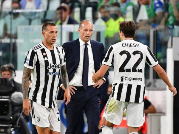 El entrenador italiano de la Juventus Massimiliano Allegri (C) da instrucciones al delantero italiano de la Juventus Federico Chiesa (R) durante el partido de fútbol de la Serie A italiana Juventus vs Emboli en el estadio Allianz de Turín. Foto:AFP