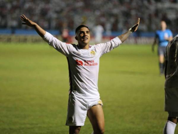 Michael Chirinos celerbrando el tercer gol de Olimpia.