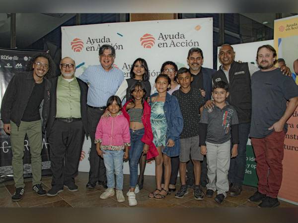 <i>Los actores Katherine Martínez, Dulce María Martínez, Génesis Valle y Carlos Martínez; Karla Diaz protagonizo a la mama de los niños y Francisco Andino, productor.</i>