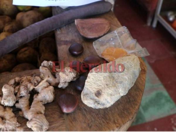 En la pulpería El Semillero se puede encontrar remedios naturales y caseros que los abuelos solían usar para aliviar sus males. Foto: Eduard Rodríguez/EL HERALDO