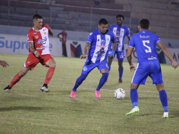 El duelo entre Vida y Victoria ha iniciado con una fuerte disputa del balón en mediocampo.