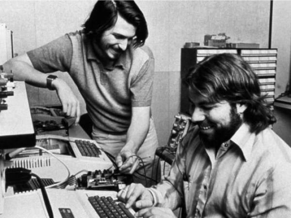 Stephen Wozniak junto a Jobs ennuna foto de sus primeros trabajos de Apple.