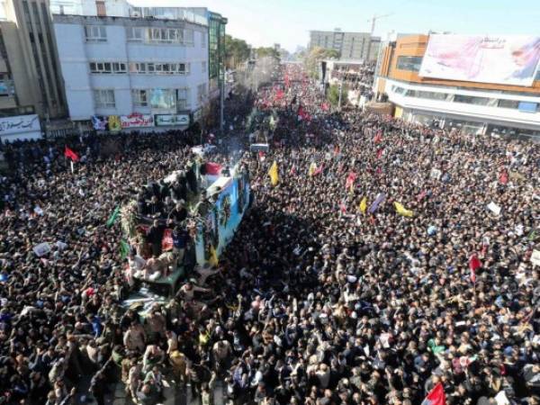 Una multitud se congregó para asistir al entierro de Soleimani. Foto AFP