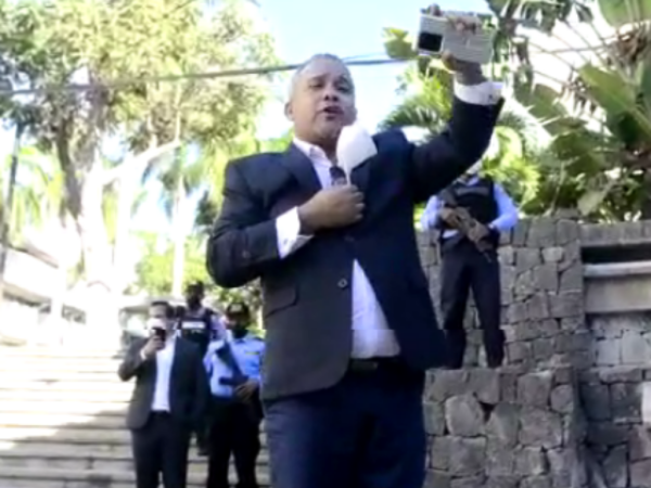 El cantante dominicano mientras interpretaba su canción. Foto: Captura de pantalla