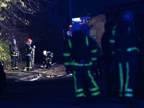 Ucrania reportó este martes -15 de noviembre- un ataque con misiles rusos en varias de sus ciudades, una situación que se reflejó en edificios residenciales en llamas, cortes masivos de luz y un muerto. A continuación los detalles.