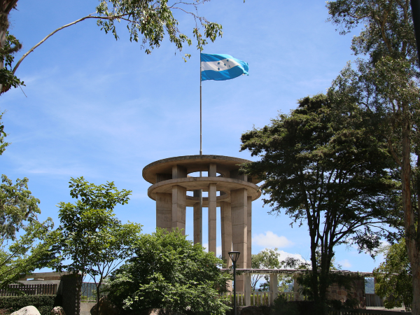 Según los decretos 84-95, la longitud de la bandera debe de ser el doble del ancho, en otras palabras no hay una medida específica.