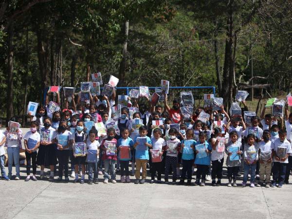 Muy contentos los niños de la Escuela Lempira y el Kínder José Trinidad Cabañas de la comunidad de Sigamane, Marcala, al momento de recibir los cuadernos Quick.