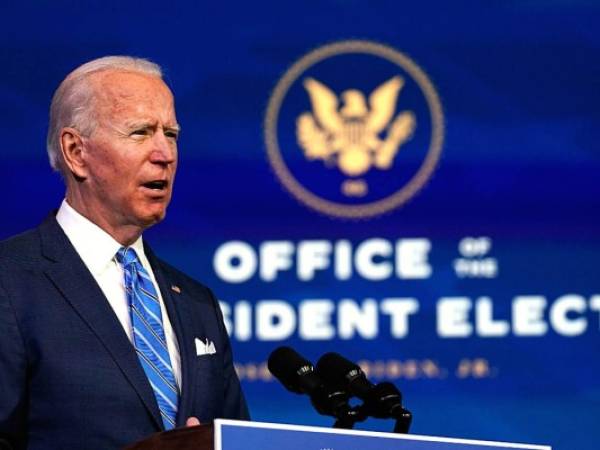 Biden dijo que la campaña de vacunación del gobierno de Donald Trump era un “fracaso lamentable” y que presentará su propio plan para acelerar las inmunizaciones.